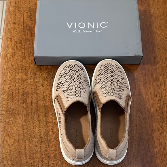 Vionic Shoes - Vionic Beige Perforated Slip-On Shoes. Size 7.5